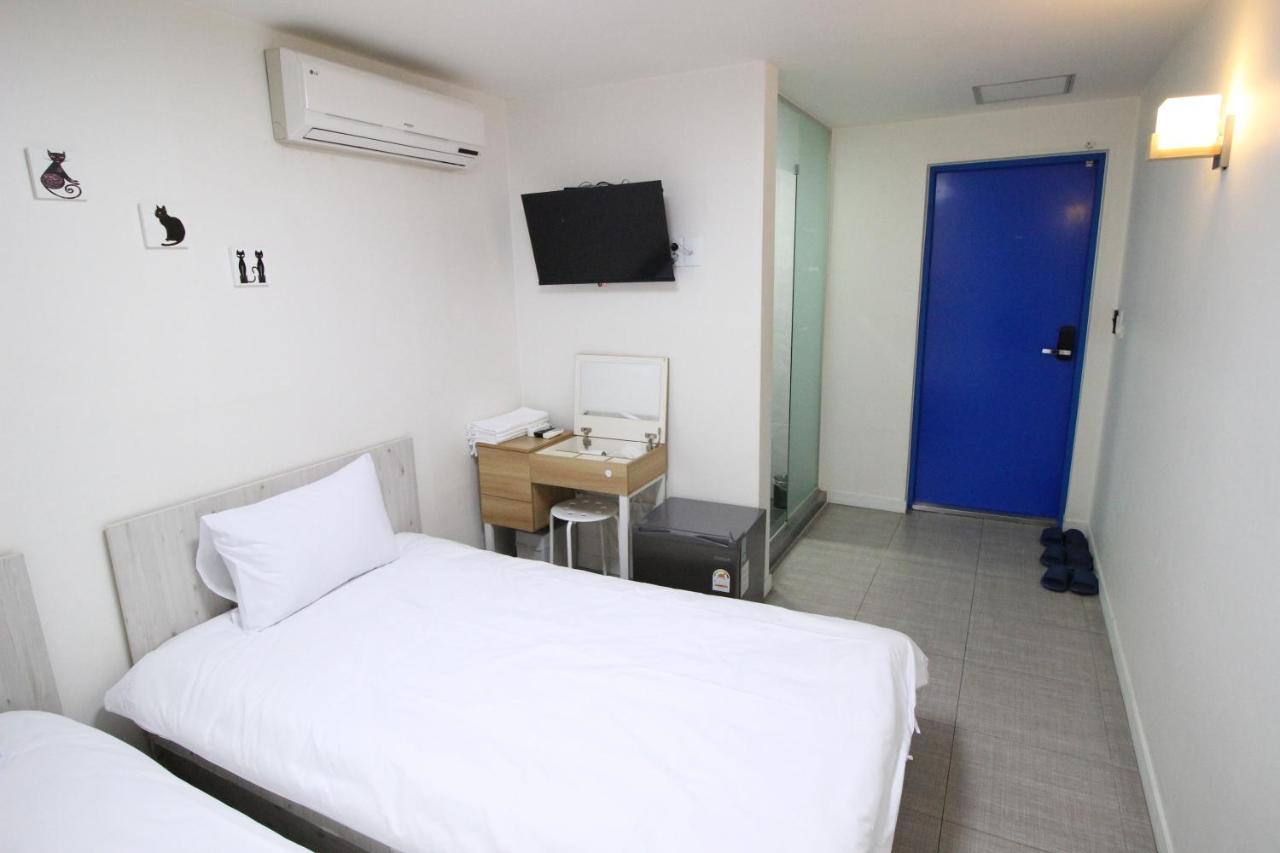 Twin Room,1469544509:JPEG